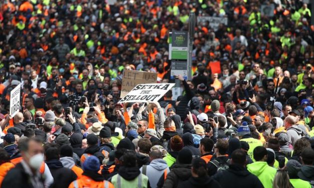 Mii de manifestanți în stradă la Melbourne după închiderea șantierelor din cauza pandemiei