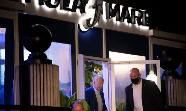 VIDEO: Joe Biden, prins fără mască la un restaurant, încălcând restricțiile